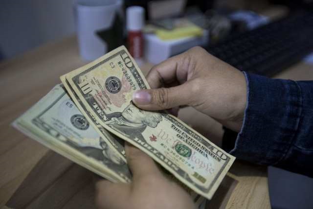 Fedecámaras pide abrir los préstamos en dólares