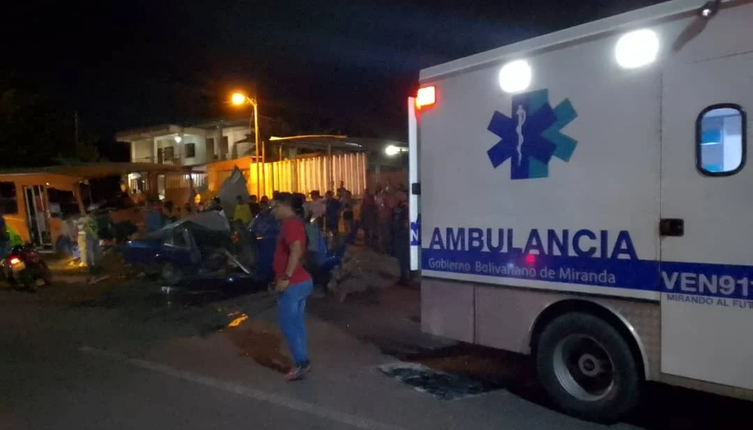 Tres muertos en choque de un autobús con un vehículo particular